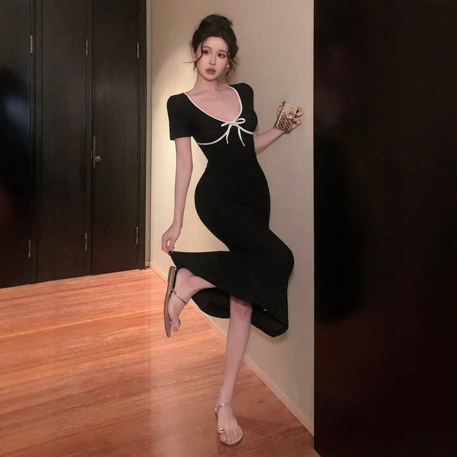 【New style】2026 Europe and the United States - new women's commuting slimming small black skirt temperament V-neck short sleeve
【New style】2026 Europe and the United States - new women's commuting slimming small black skirt temperament V-neck short sleeve