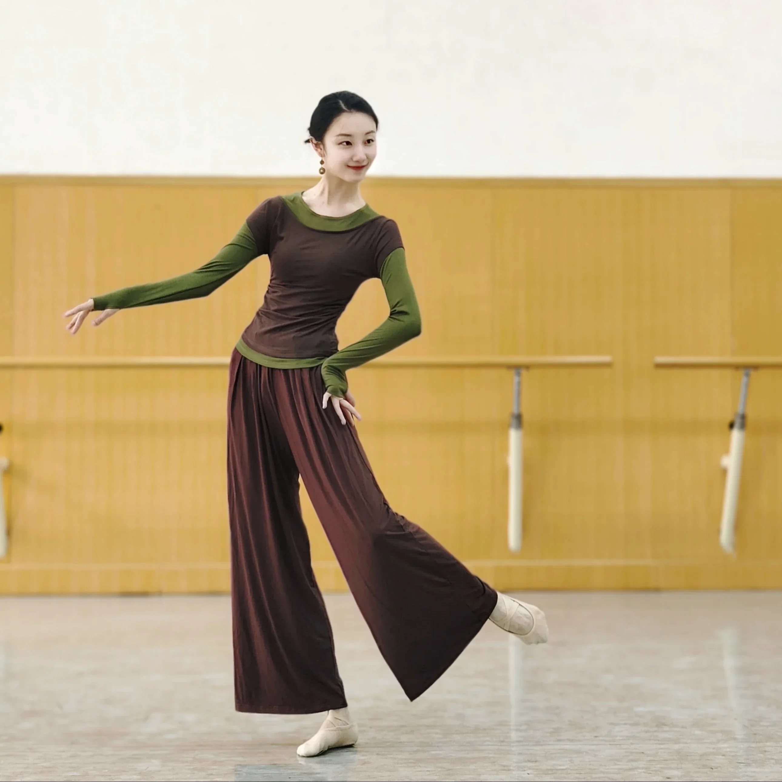 Modern dance fake two-piece long-sleeved top women's dance suit Chinese classical dance body training costume yoga ballet
Modern dance fake two-piece long-sleeved top women's dance suit Chinese classical dance body training costume yoga ballet