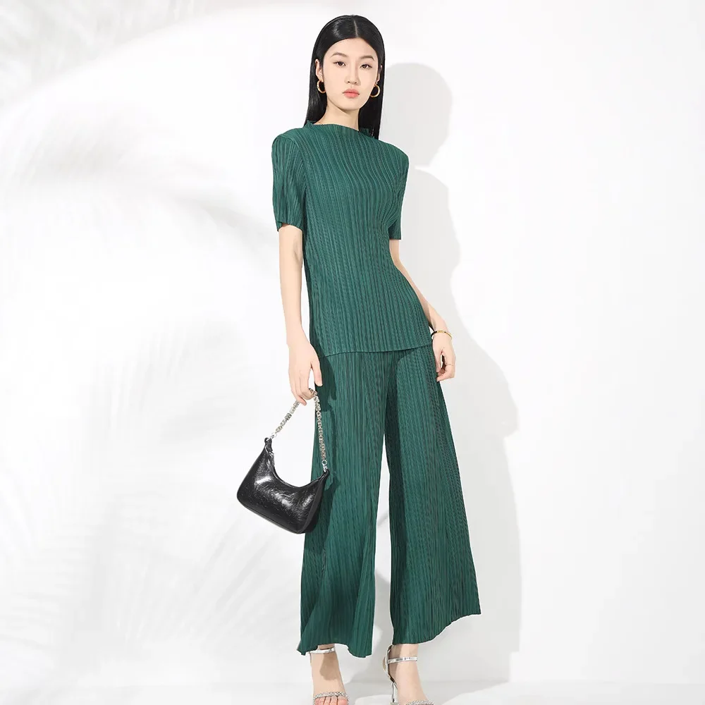 Miyake Pleated Fashion Casual Suit 2025 Summer New Solid Color Round Neck Pullover Top High Waist Wide-leg Pants Two-piece Set
Miyake Pleated Fashion Casual Suit 2025 Summer New Solid Color Round Neck Pullover Top High Waist Wide-leg Pants Two-piece Set