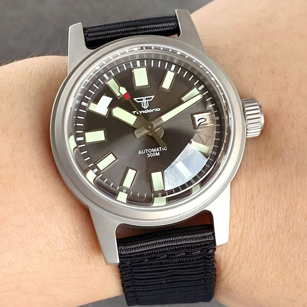 Tandorio Dome Sapphire Crystal Diving Steel Mechanical Watch Men 36mm Watch Luminous Dial NH35 Movement Sterile White Dial
Tandorio Dome Sapphire Crystal Diving Steel Mechanical Watch Men 36mm Watch Luminous Dial NH35 Movement Sterile White Dial
