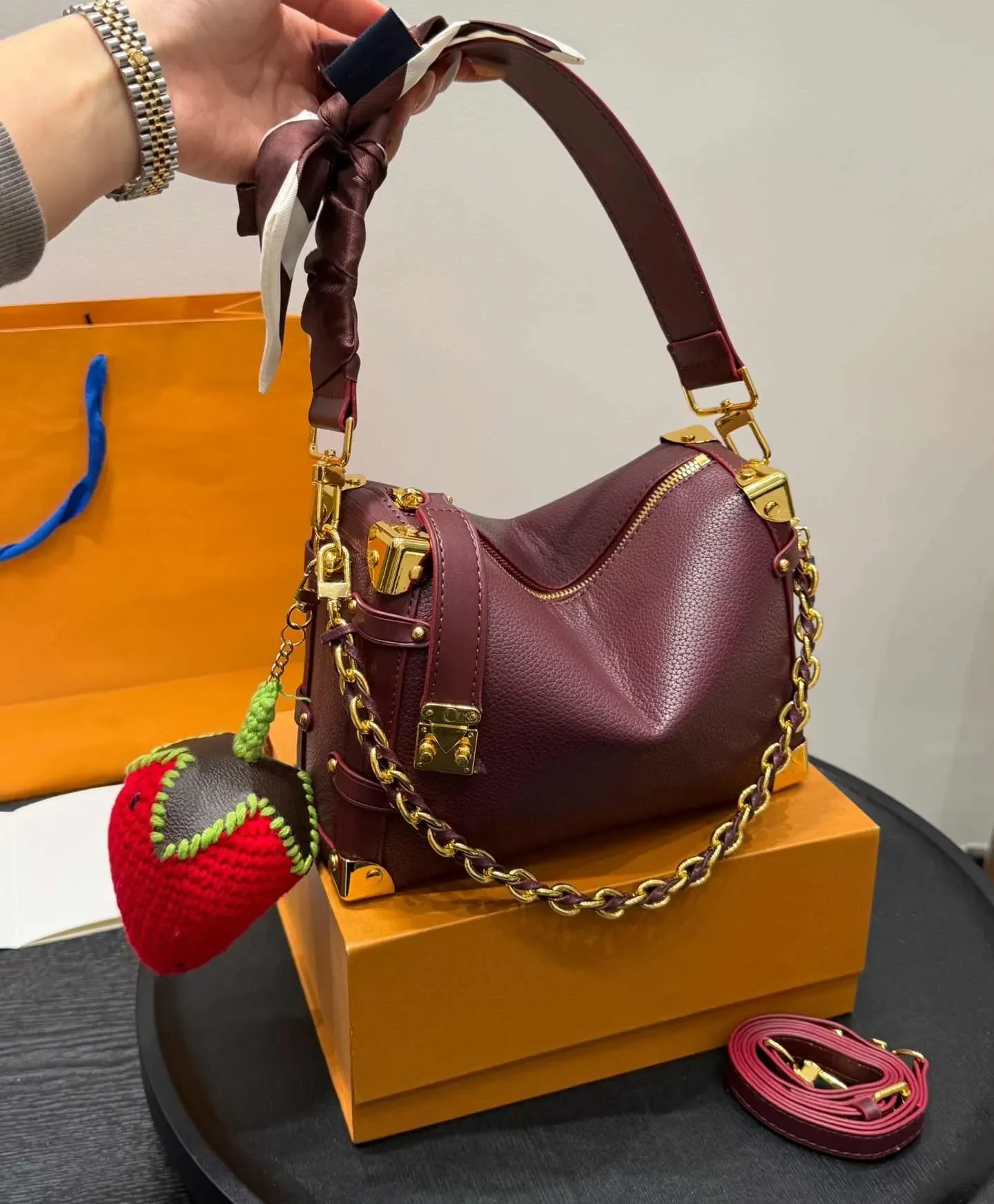 Burgundy Designer Shoulder Side Trunk Travel Big Strawberry Pendant Luggage Suitcase Soft Box Large Tote Purse Handbag Mirror Qu
Burgundy Designer Shoulder Side Trunk Travel Big Strawberry Pendant Luggage Suitcase Soft Box Large Tote Purse Handbag Mirror Qu