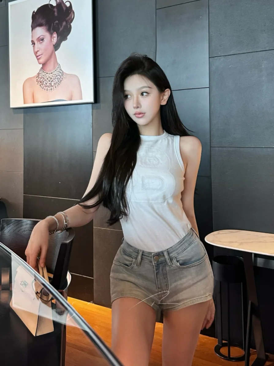 Low Waist Slim Fit Denim Shorts American Retro Sexy Butt Enhancing Women's Summer High Elasticity Low Waist Jeans
Low Waist Slim Fit Denim Shorts American Retro Sexy Butt Enhancing Women's Summer High Elasticity Low Waist Jeans