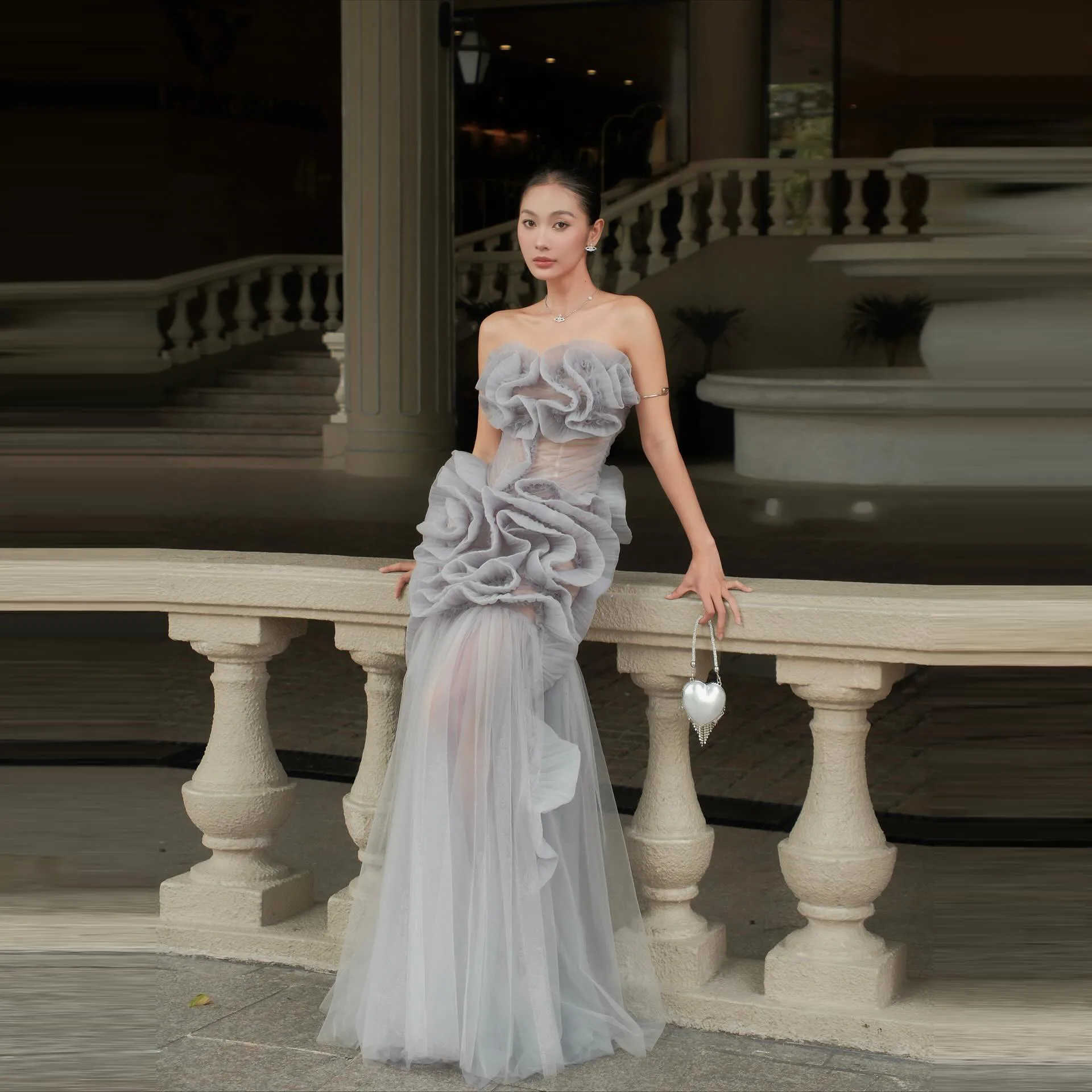 Luxury Smoke Grey Strapless Mermaid Evening Gown with 3D Ruffled Flowers, Long Tulle Formal Dress Wedding Guest, Prom, Party
Luxury Smoke Grey Strapless Mermaid Evening Gown with 3D Ruffled Flowers, Long Tulle Formal Dress Wedding Guest, Prom, Party
