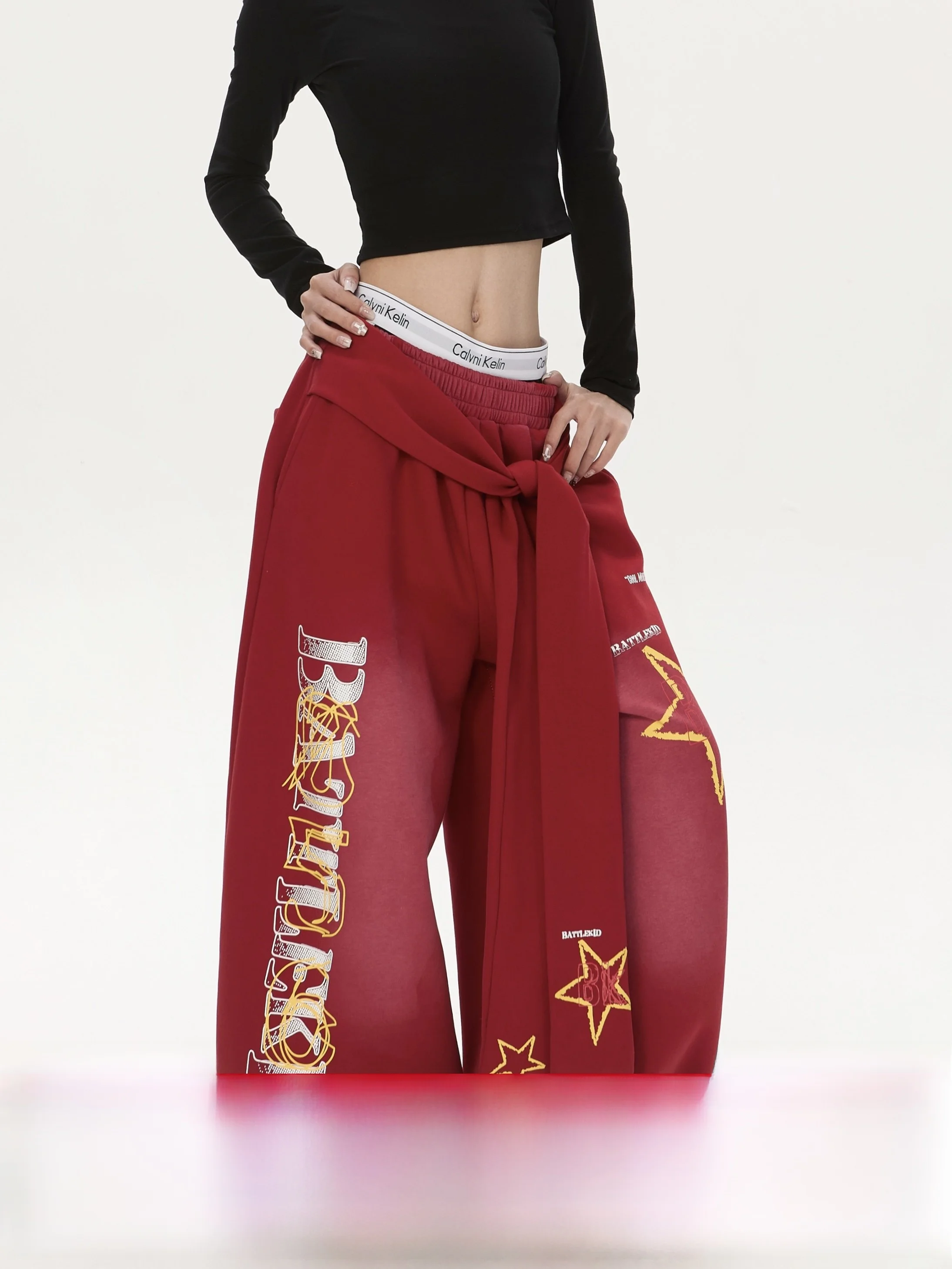 Повседневные американские ретро-брюки унисекс с принтом в виде букв и звезд, широкие штаны с бантом, в стиле хип-хоп, уличная одежда, свободные спортивные брюки унисекс
Повседневные американские ретро-брюки унисекс с принтом в виде букв и звезд, широкие штаны с бантом, в стиле хип-хоп, уличная одежда, свободные спортивные брюки унисекс