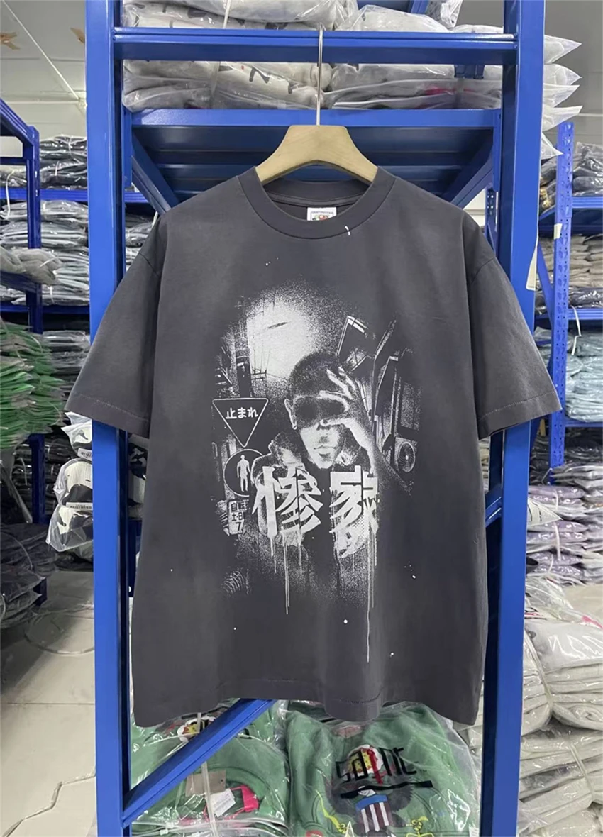 Винтажная футболка SAINT из стираного аниме с принтом из чистого хлопка с короткими рукавами, уличная универсальная спортивная футболка большого размера для отдыха и мужчин и женщин
Винтажная футболка SAINT из стираного аниме с принтом из чистого хлопка с короткими рукавами, уличная универсальная спортивная футболка большого размера для отдыха и мужчин и женщин