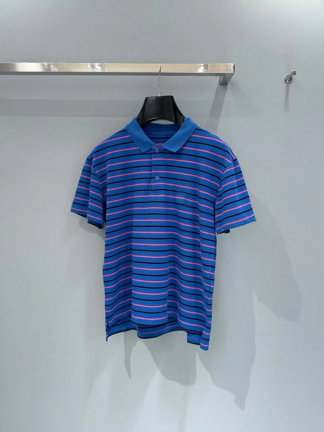 Unisex fashion new classic striped polo shirt with distressed elements - trendy daily casual wear
Unisex fashion new classic striped polo shirt with distressed elements - trendy daily casual wear