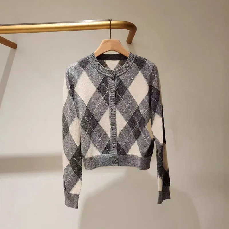 【Gift Free】2025 Autumn Winter Classic Diamond Plaid Color-Block Long-Sleeve Round Neck Knit Short Cardigan Jacket for Women
【Gift Free】2025 Autumn Winter Classic Diamond Plaid Color-Block Long-Sleeve Round Neck Knit Short Cardigan Jacket for Women