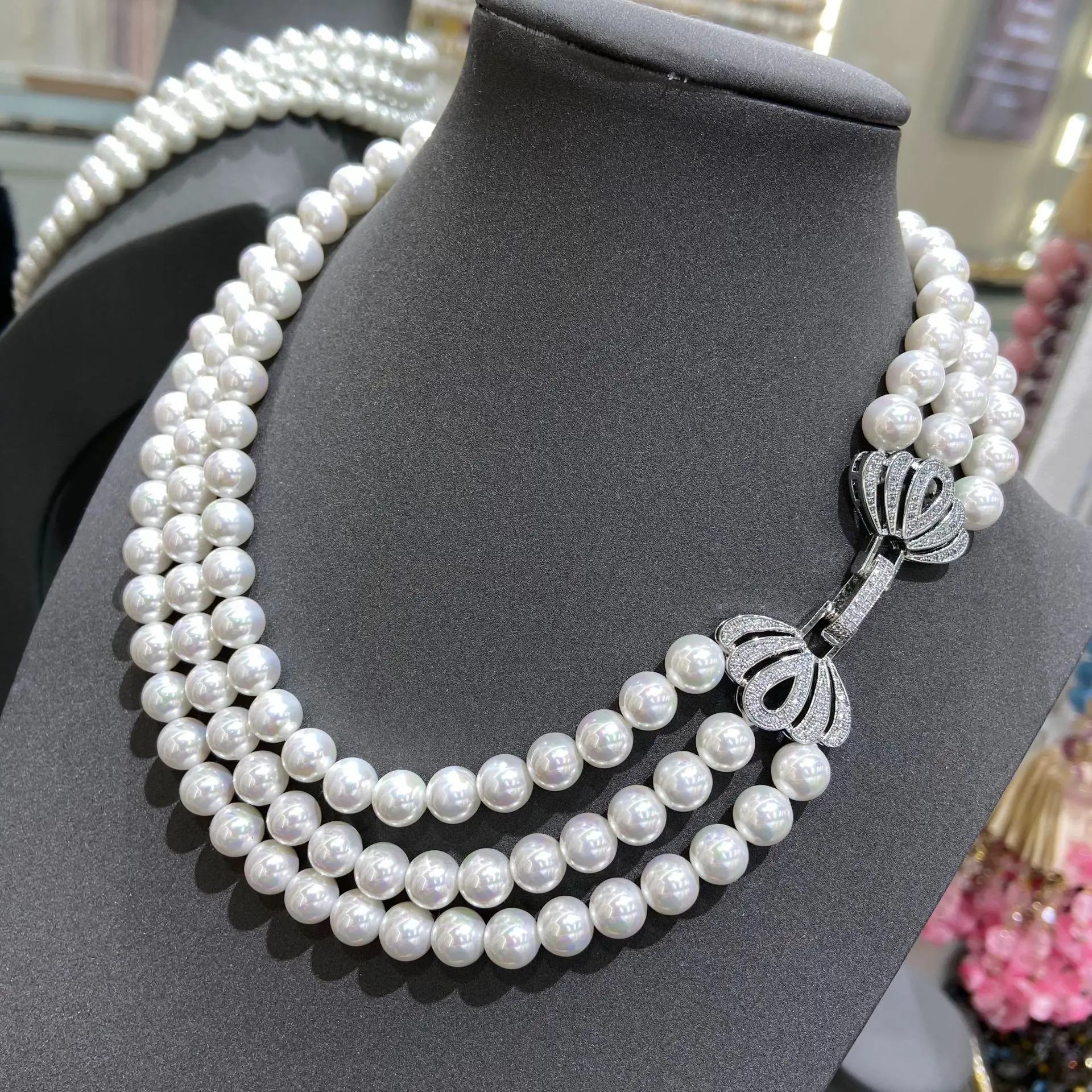 Women 8M Three-Layer Butterfly Round Pearl Necklace Fashionable Ladies' Choker Suitable As Gifts for Fashion Shows and Parties
Women 8M Three-Layer Butterfly Round Pearl Necklace Fashionable Ladies' Choker Suitable As Gifts for Fashion Shows and Parties
