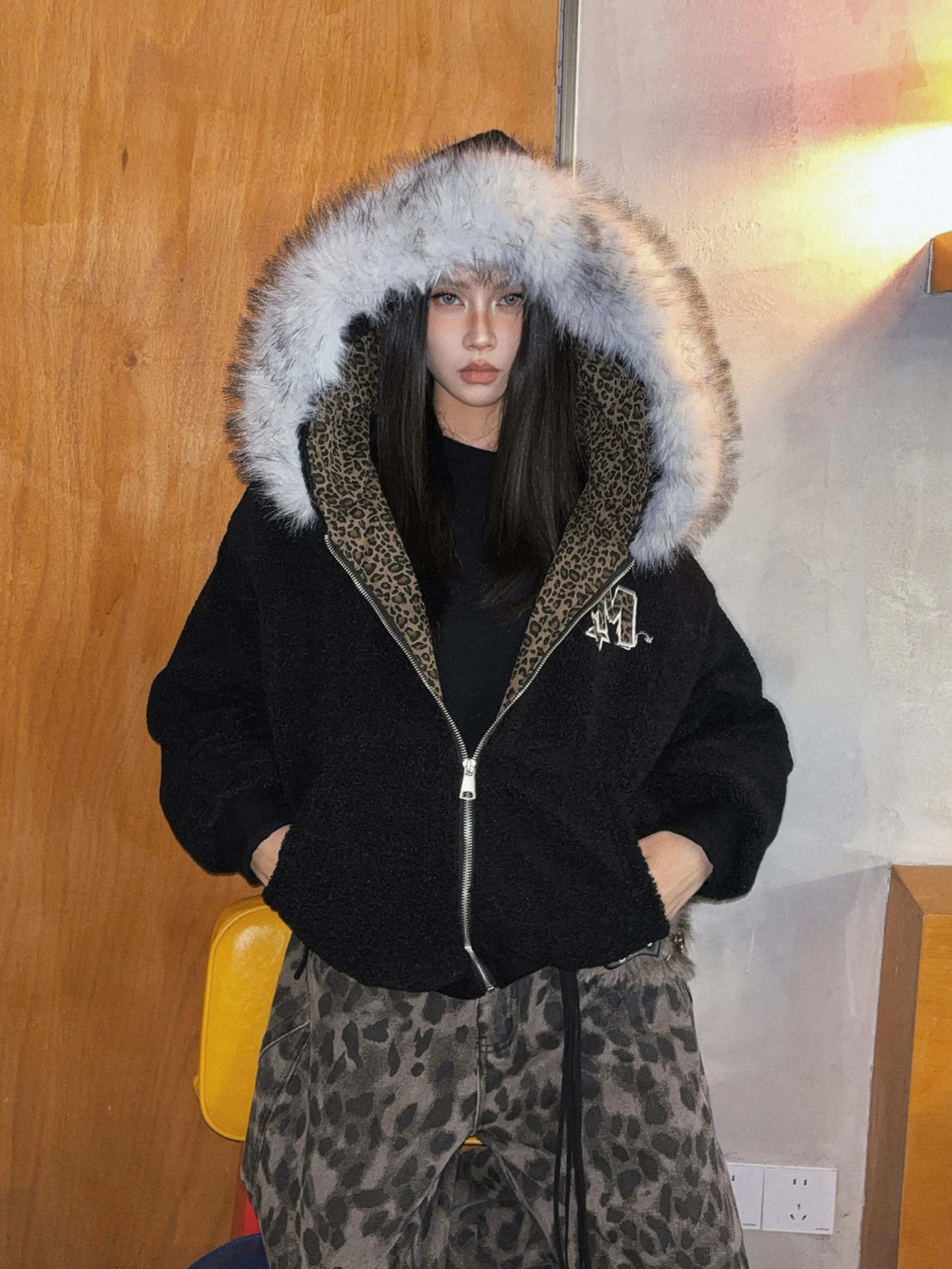 Thiened Lamb Velvet Hooded Cotton Jaet Women's Winter Warm Coat with Large Fur Collar Embroidered Leopard Pattern Street ...
Thiened Lamb Velvet Hooded Cotton Jaet Women's Winter Warm Coat with Large Fur Collar Embroidered Leopard Pattern Street ...