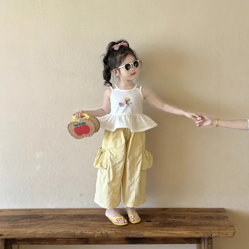 Girls' Clothing Set Korean Version Top and Loose Pants 2025 Summer New Item, Ruffled Camisole Top, Cargo Pants
Girls' Clothing Set Korean Version Top and Loose Pants 2025 Summer New Item, Ruffled Camisole Top, Cargo Pants