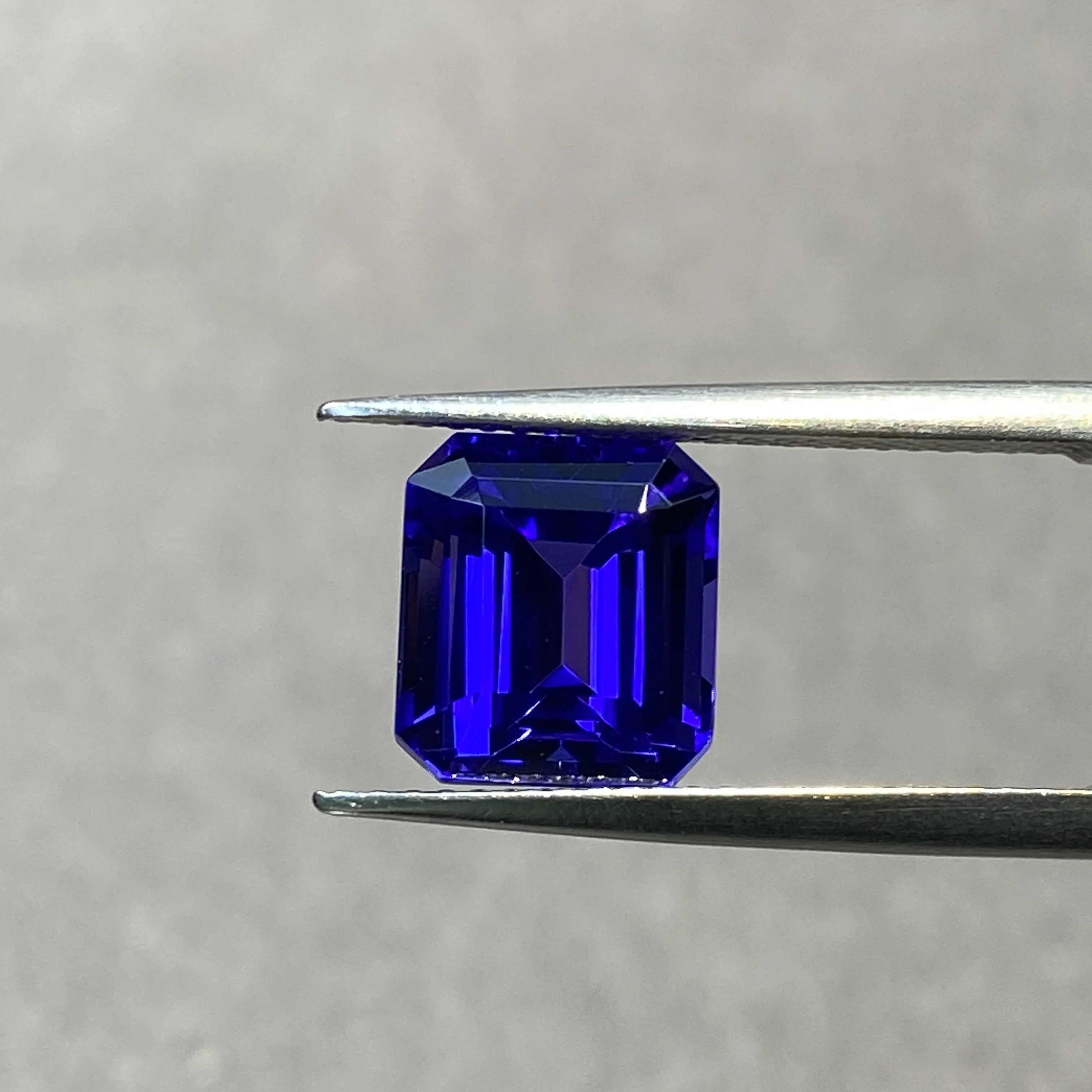 Vivid Blue Natural Tanzanite Small octagonal Cut 3.96ct VVS Loose Gemstone Customize
Vivid Blue Natural Tanzanite Small octagonal Cut 3.96ct VVS Loose Gemstone Customize