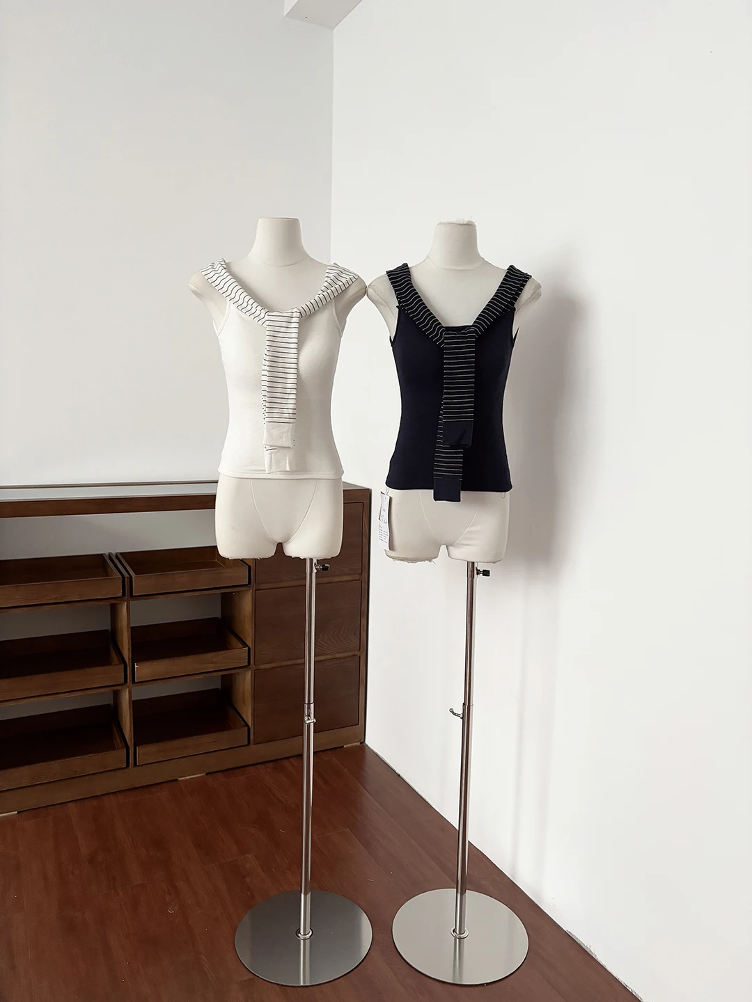 Slim Fit V-Neck Vest Women's Summer Outerwear Inner Match with Chest Pad Versatile Strap Top College Style Stripe Design
Slim Fit V-Neck Vest Women's Summer Outerwear Inner Match with Chest Pad Versatile Strap Top College Style Stripe Design
