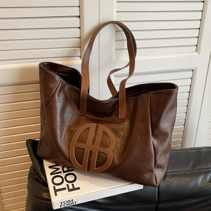 Ladies Tote Bag Made Of Fine Leather Featuring Trendy Paris Casual Daily Look
Ladies Tote Bag Made Of Fine Leather Featuring Trendy Paris Casual Daily Look