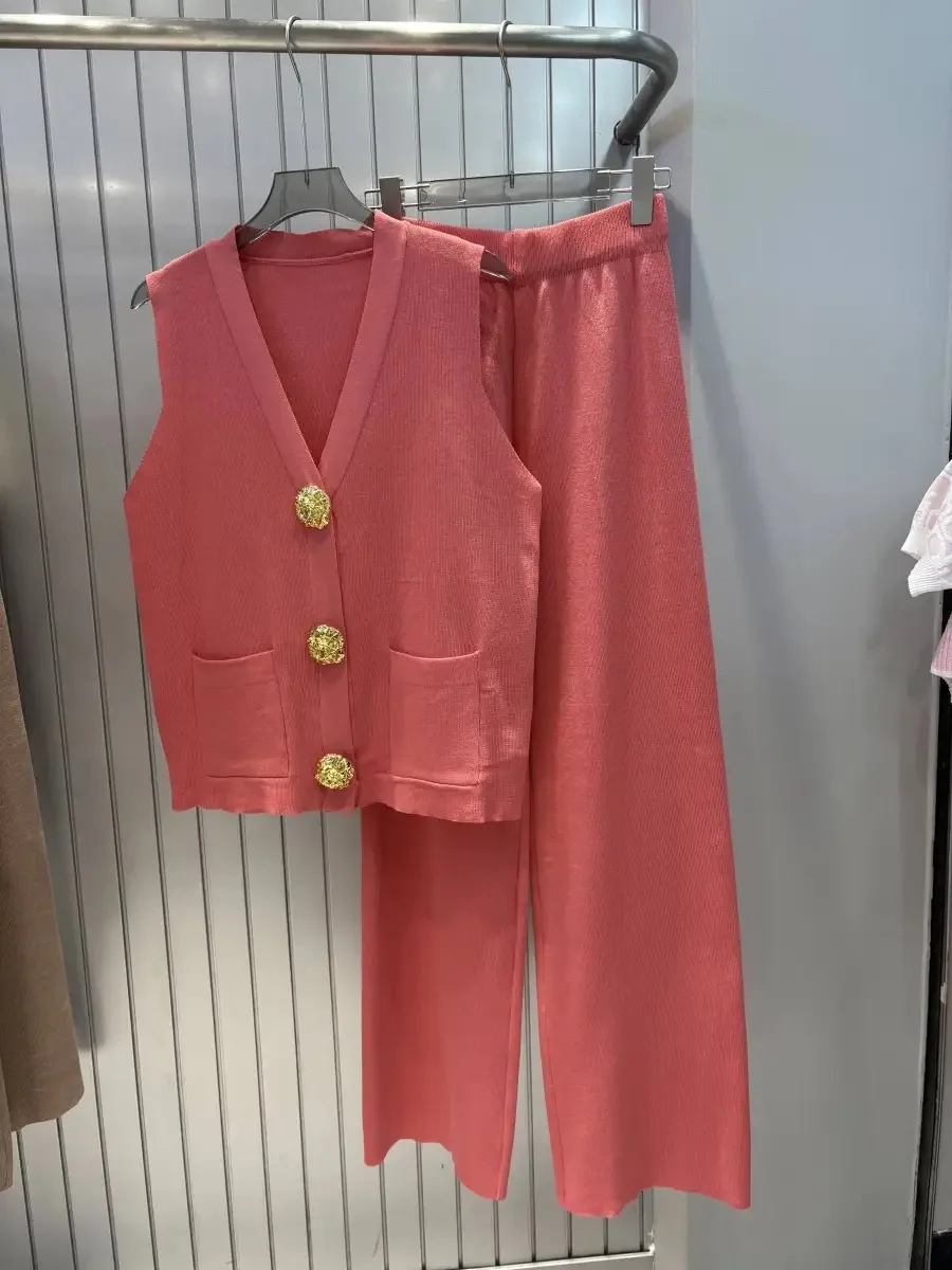2025 Spring Summer Knitted Two Pieces Sets Women V Neck Gold Button Sleeveless Cardigan Sweater and Loose Wide Leg Pants Suits
2025 Spring Summer Knitted Two Pieces Sets Women V Neck Gold Button Sleeveless Cardigan Sweater and Loose Wide Leg Pants Suits