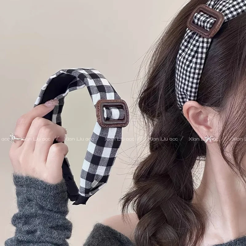 Classic plaid button headband, new retro black and white plaid versatile hair clip, face washing and hair pressure headband
Classic plaid button headband, new retro black and white plaid versatile hair clip, face washing and hair pressure headband