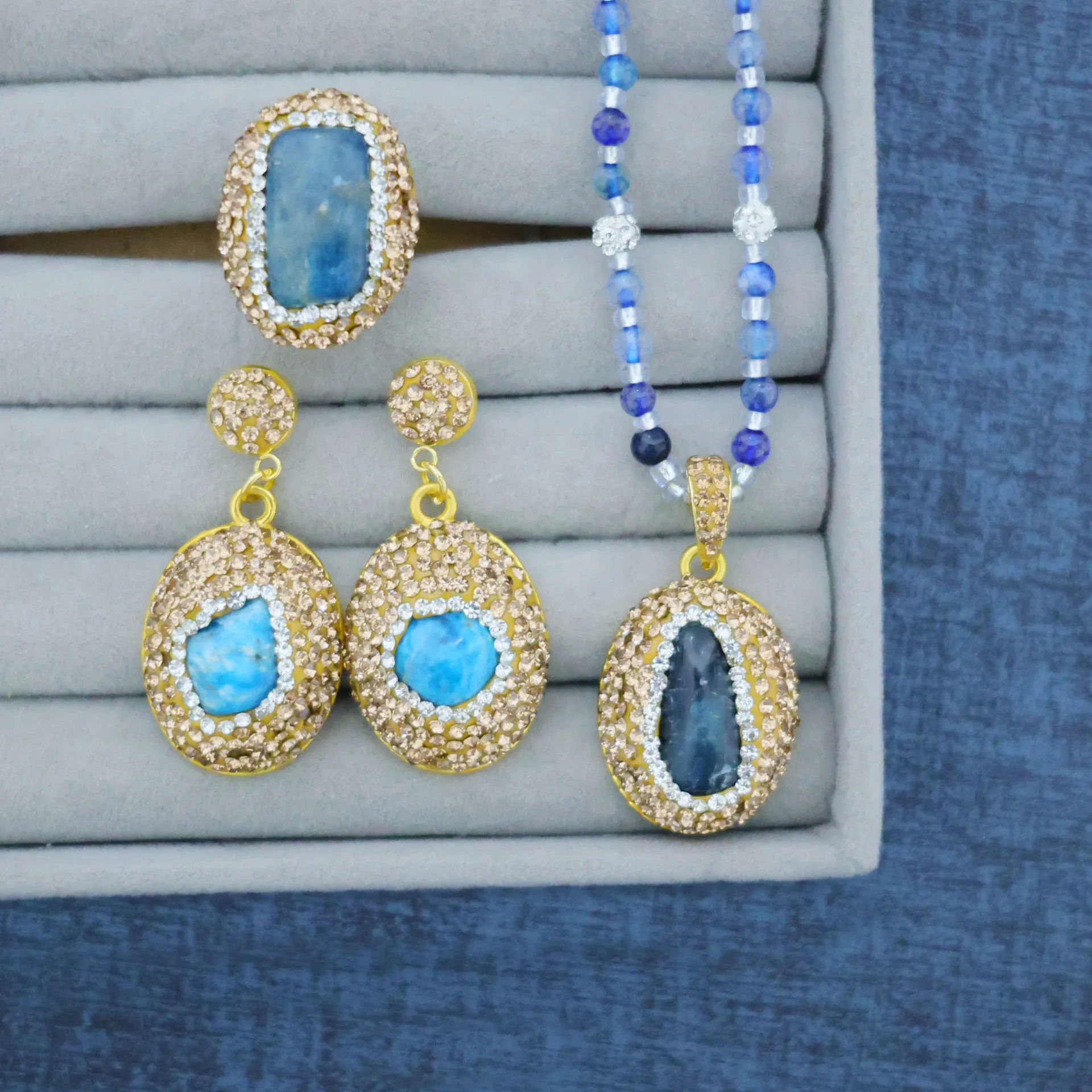 Classic blue phosphorus crystal colorful stone exquisite three-piece set, French romantic niche star bright popular handmade
Classic blue phosphorus crystal colorful stone exquisite three-piece set, French romantic niche star bright popular handmade