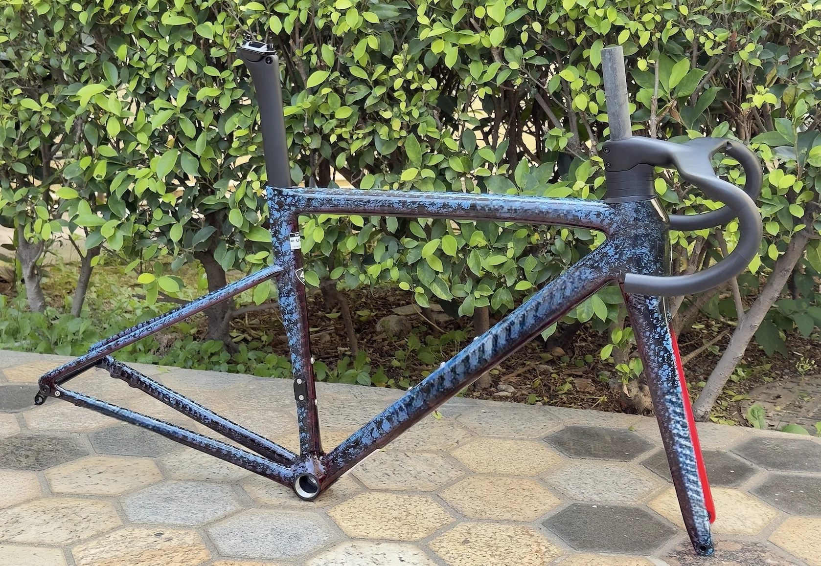 Latest carbon road bicycle frame disc brake with handlebars Di2 hidden cable OEM various types of carbon road and MTB frames
Latest carbon road bicycle frame disc brake with handlebars Di2 hidden cable OEM various types of carbon road and MTB frames