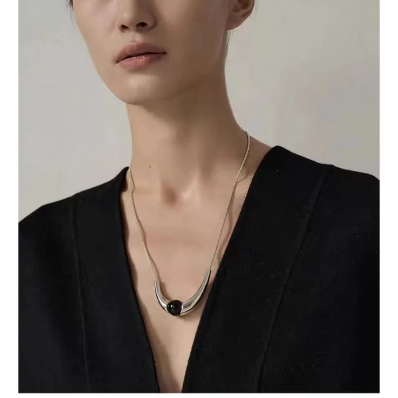 Black Round Agate Cow Horn-shaped Necklace For Women Light Luxury And Niche Design Long-style Sweater Chain M058
Black Round Agate Cow Horn-shaped Necklace For Women Light Luxury And Niche Design Long-style Sweater Chain M058