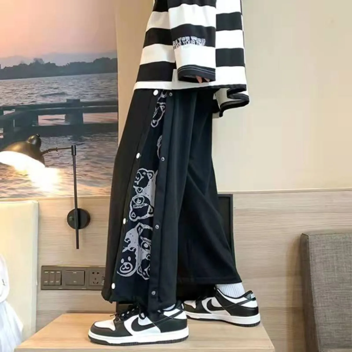 Summer New Men's Sweatpants Casual Buckle Buckle Leg Straight Pan Loose Printing Little Bear Trousers Fashion Style Trend
Summer New Men's Sweatpants Casual Buckle Buckle Leg Straight Pan Loose Printing Little Bear Trousers Fashion Style Trend