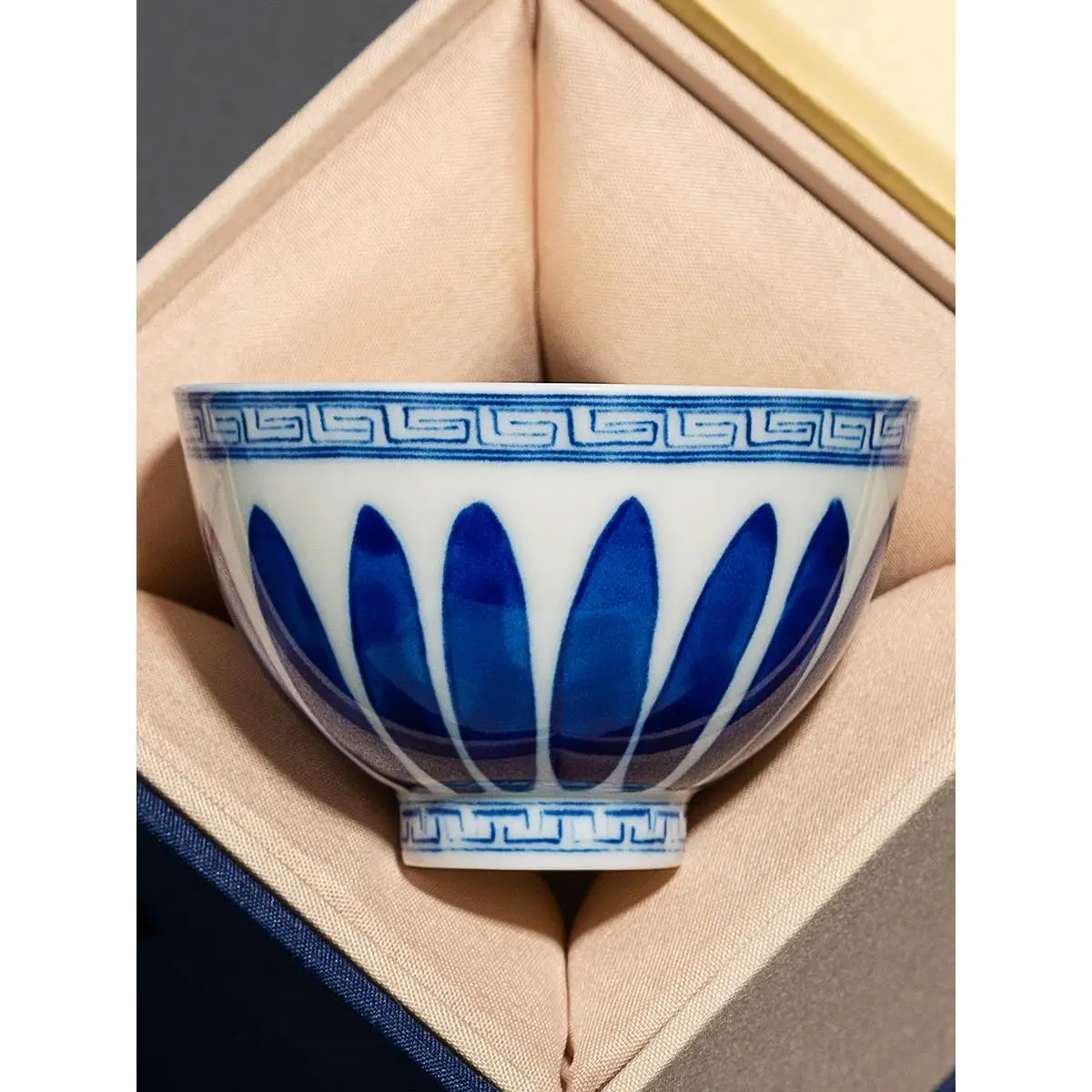 Rongqi Ceramic Hand-Painted Blue And White Tea Cup Traditional Chinese Gongfu Tea Cup High-End Individual Chicken Heart Singl...
Rongqi Ceramic Hand-Painted Blue And White Tea Cup Traditional Chinese Gongfu Tea Cup High-End Individual Chicken Heart Singl...