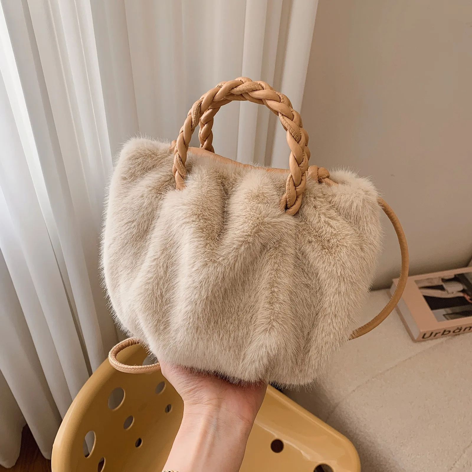 Korean Style INS Plush Cloud Bag Autumn Winter Handbag Women Solid Colors PU Woven Hand Bag Women Soft Storage Bag
Korean Style INS Plush Cloud Bag Autumn Winter Handbag Women Solid Colors PU Woven Hand Bag Women Soft Storage Bag