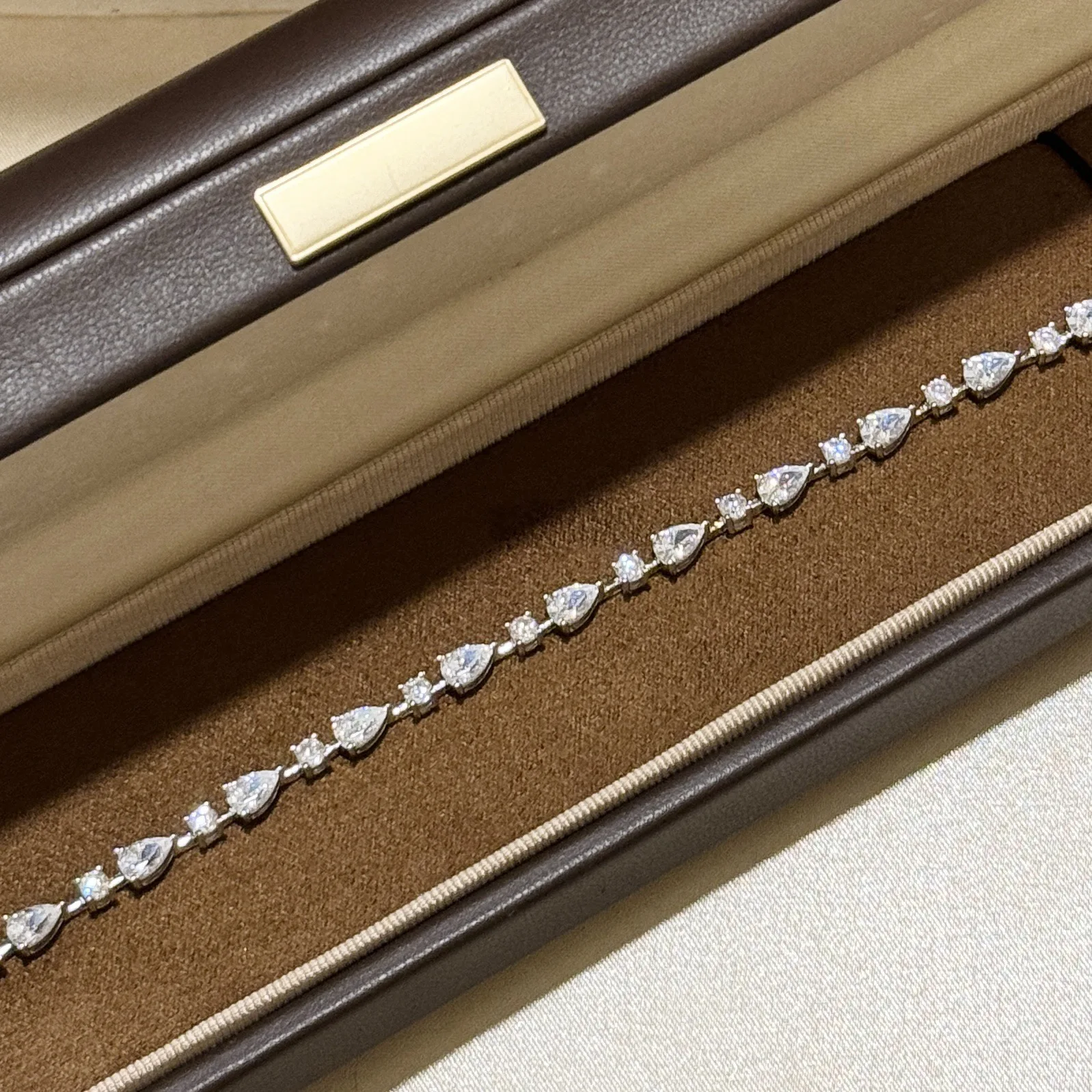 2025 Fashion Brand Classic Jewelry S925 Water Drop Bracelet Shining High end Luxury Exquisite Design Party Birthday Gift
2025 Fashion Brand Classic Jewelry S925 Water Drop Bracelet Shining High end Luxury Exquisite Design Party Birthday Gift