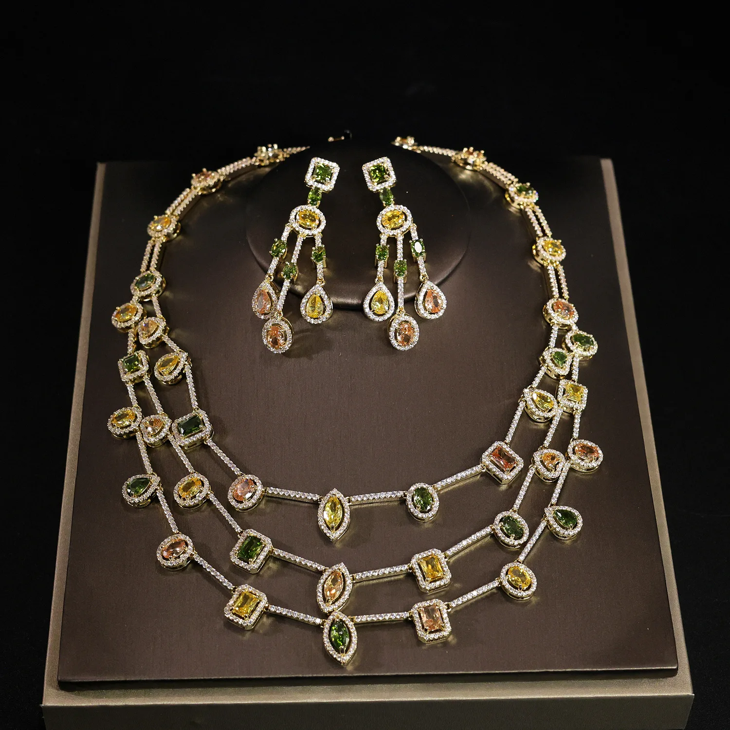 Модный блестящий комплект ожерелья и сережек со стразами, сверкающий ювелирный аксессуар для женщин
Модный блестящий комплект ожерелья и сережек со стразами, сверкающий ювелирный аксессуар для женщин