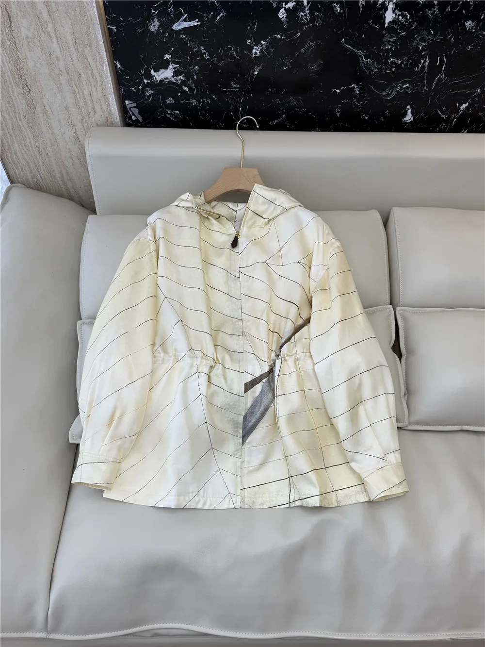 100% Silk Printed Twill Long-Sleeve Zip-Up Hooded Jacket
100% Silk Printed Twill Long-Sleeve Zip-Up Hooded Jacket
