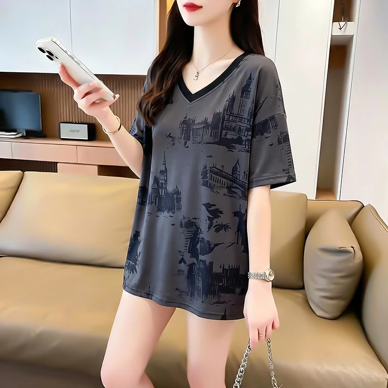 Women's plus-size summer V-neck lounging top, loose and comfortable, bringing you a cool summer.
Women's plus-size summer V-neck lounging top, loose and comfortable, bringing you a cool summer.