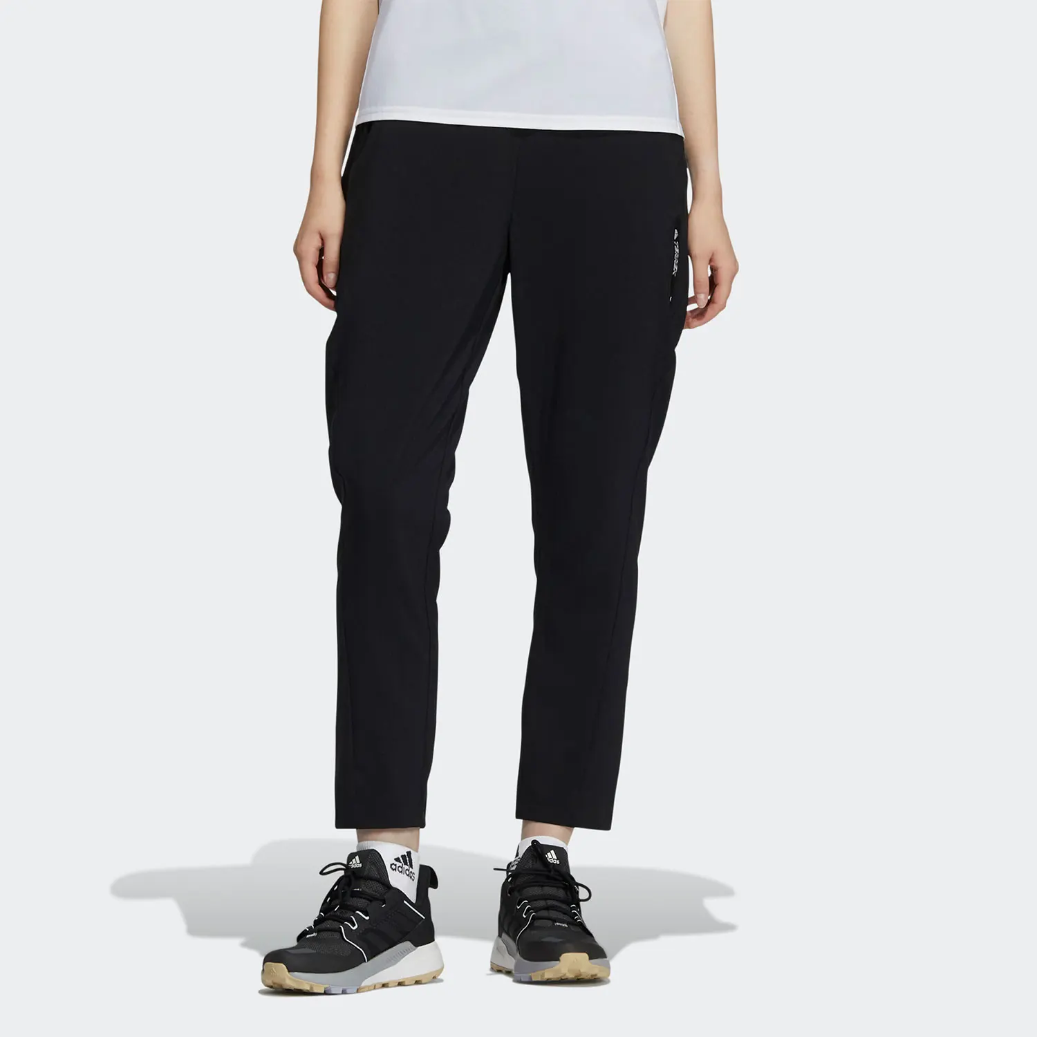 Adidas оригинальные летние новые женские повседневные спортивные брюки H13855
Adidas оригинальные летние новые женские повседневные спортивные брюки H13855