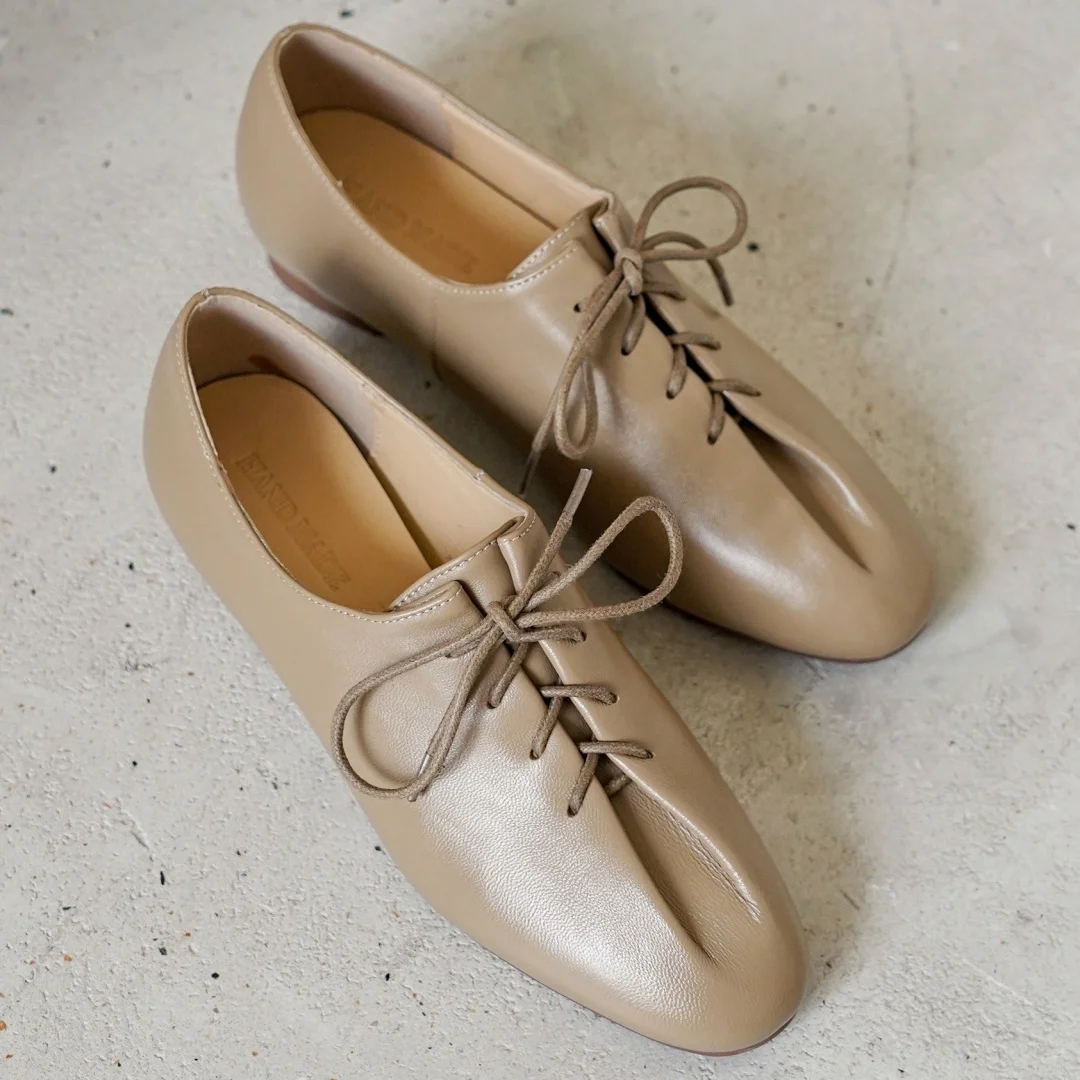 Женские туфли-оксфорды Danxuefei 2026: новые весенние модели из овечьей кожи, с круглым носком, на шнуровке, со складками, на плоской подошве, высококачественные, мягкие, удобные, повседневные.
Женские туфли-оксфорды Danxuefei 2026: новые весенние модели из овечьей кожи, с круглым носком, на шнуровке, со складками, на плоской подошве, высококачественные, мягкие, удобные, повседневные.