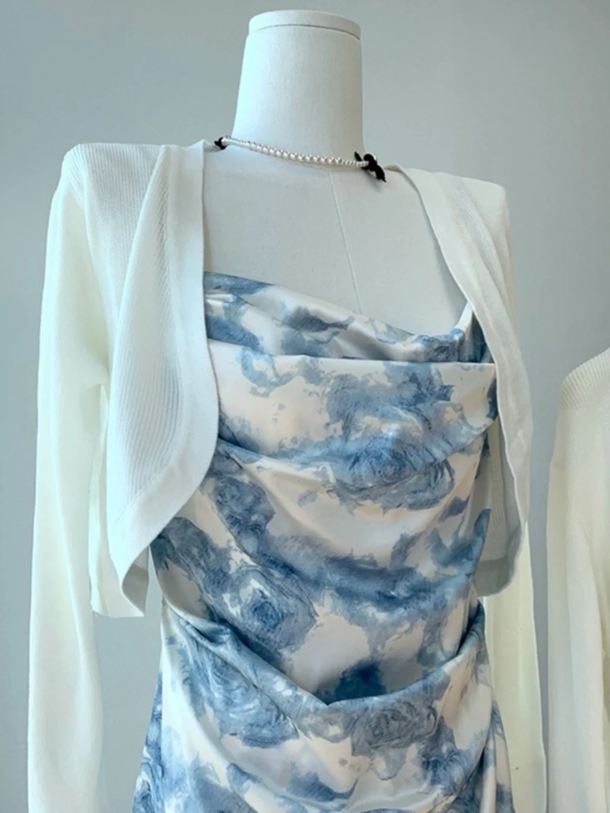 White Ice Silk Knitted Short Cardigan Women's Summer Thin Cover up Strap Vest Outer Short Top Coat Korean Style Commute
White Ice Silk Knitted Short Cardigan Women's Summer Thin Cover up Strap Vest Outer Short Top Coat Korean Style Commute