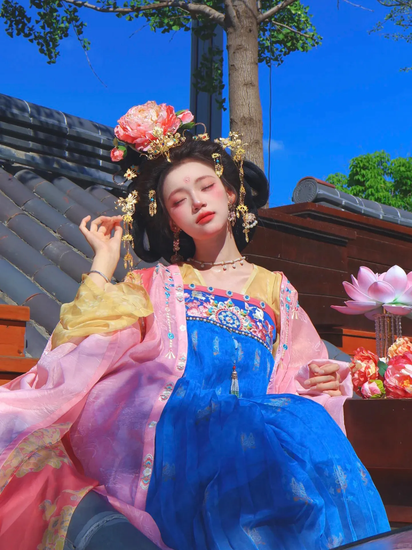 Ancient style super fairy style Tang Dynasty clothing, chest-length skirt, large-sleeved shirt and silk full set
Ancient style super fairy style Tang Dynasty clothing, chest-length skirt, large-sleeved shirt and silk full set