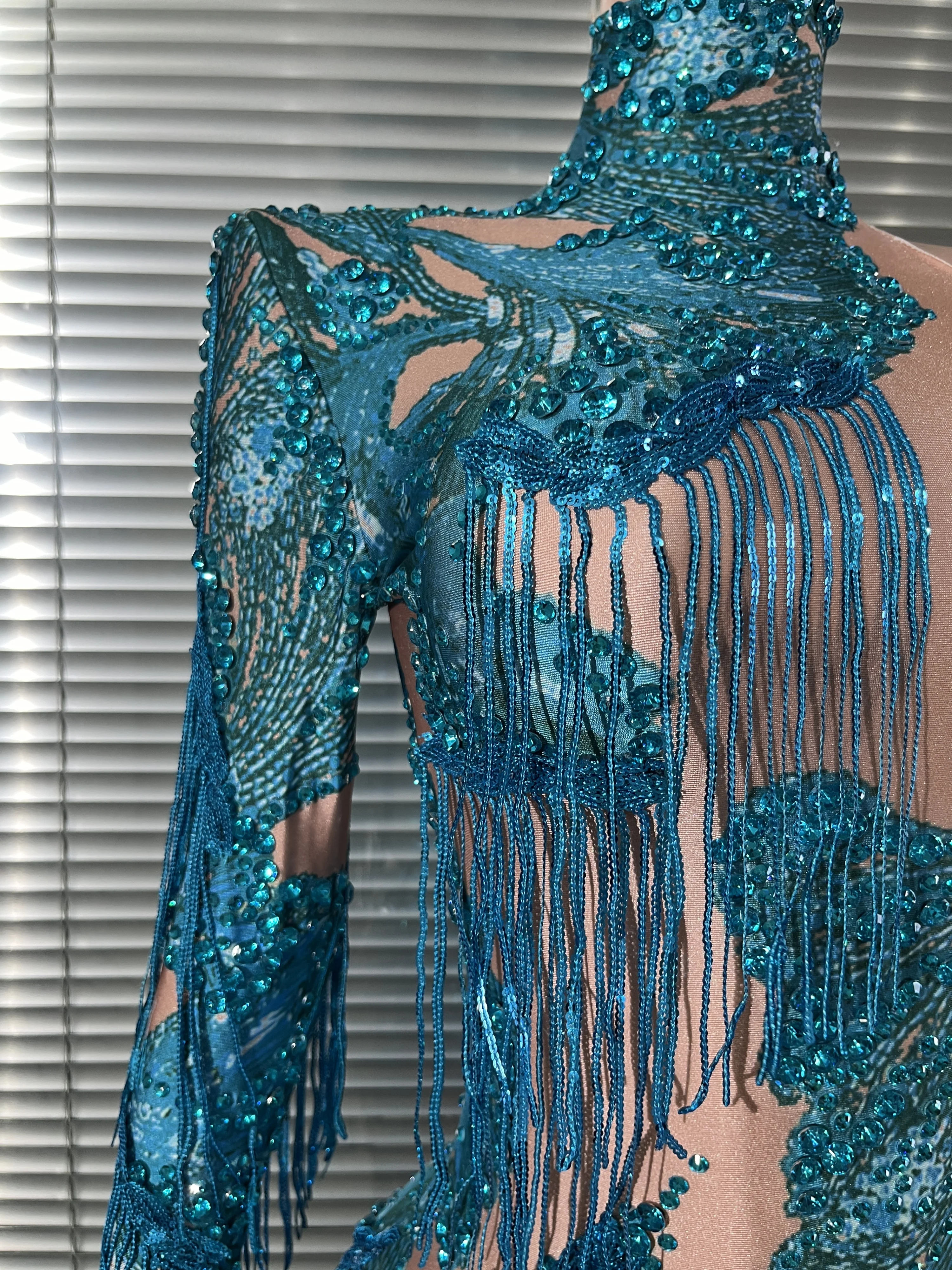 Сверкающие стразы, женские боди на одно плечо, купальник с кисточками, костюм для вечеринки, фестивали для ночного клуба, танцевальные представления
Сверкающие стразы, женские боди на одно плечо, купальник с кисточками, костюм для вечеринки, фестивали для ночного клуба, танцевальные представления