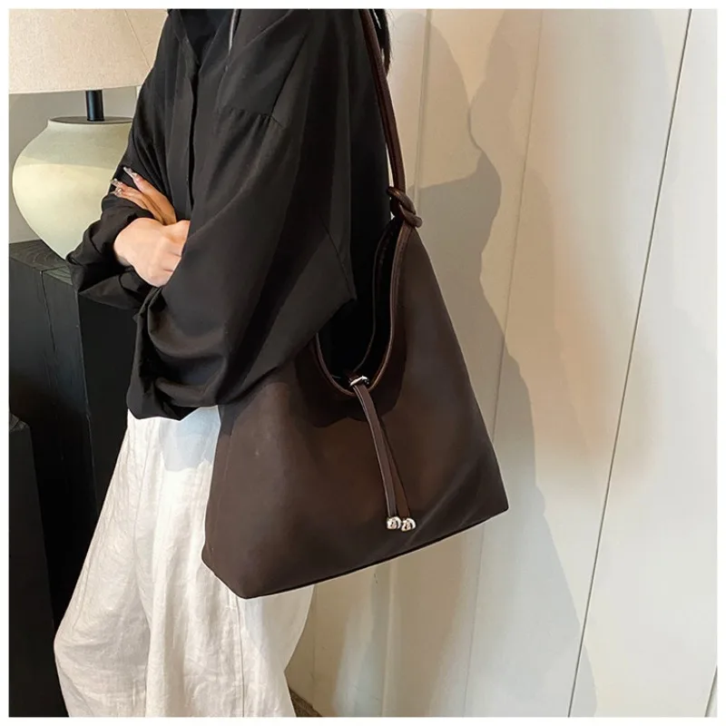 2025 new underarm bag bag female large-capacity handheld fashion retro shoulder bag niche simple commuter tote bags
2025 new underarm bag bag female large-capacity handheld fashion retro shoulder bag niche simple commuter tote bags