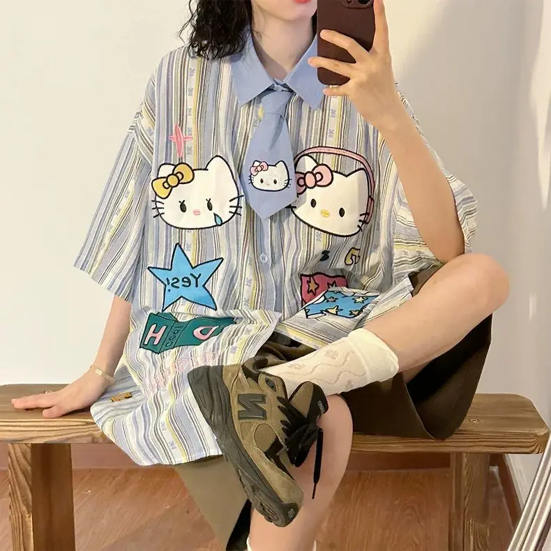 Hello Kitty T-shirt Cute Cartoon Printing Pattern Stripe Tie A Short Sleeved Shirt Summer New Comfort Leisure Loose Fashion Tops
Hello Kitty T-shirt Cute Cartoon Printing Pattern Stripe Tie A Short Sleeved Shirt Summer New Comfort Leisure Loose Fashion Tops