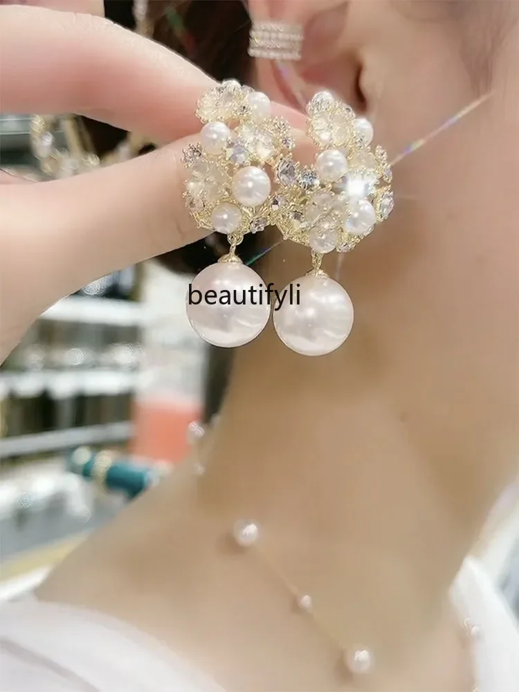 Korean unique earrings, shell flower pearl earrings, light luxury and high-end temperament earrings.
Korean unique earrings, shell flower pearl earrings, light luxury and high-end temperament earrings.