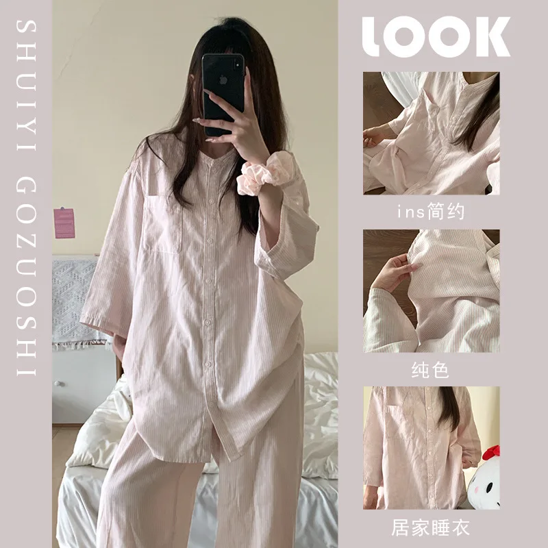 Светло-розовые полосатые пижамы в минималистском стиле для женщин весной и осенью, новый мягкий и удобный домашний костюм с длинными рукавами.
Светло-розовые полосатые пижамы в минималистском стиле для женщин весной и осенью, новый мягкий и удобный домашний костюм с длинными рукавами.