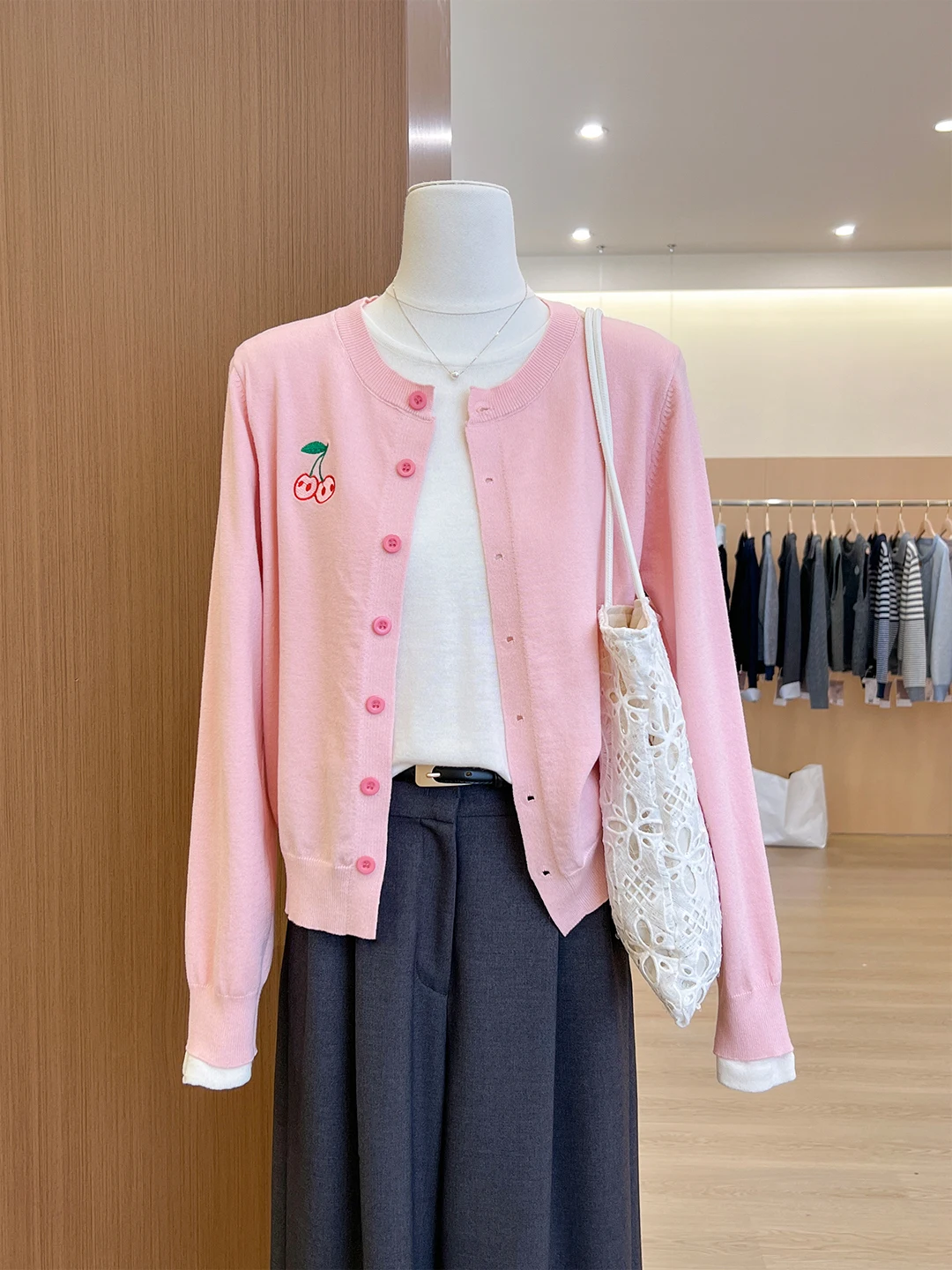 Soft Pink Knitted Cardigan Women's Short Style Korean Loose Fit Long Sleeve Button up Sweater for Autumn Versatile Comfortabl...
Soft Pink Knitted Cardigan Women's Short Style Korean Loose Fit Long Sleeve Button up Sweater for Autumn Versatile Comfortabl...