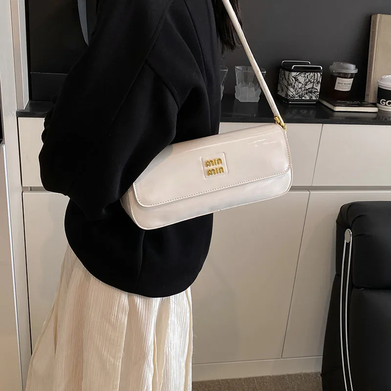 Portable Temperament Female Bag Handbag Practical Light Luxury Versatile Multifunctional High-Capacity Fashion Elegant Style
Portable Temperament Female Bag Handbag Practical Light Luxury Versatile Multifunctional High-Capacity Fashion Elegant Style