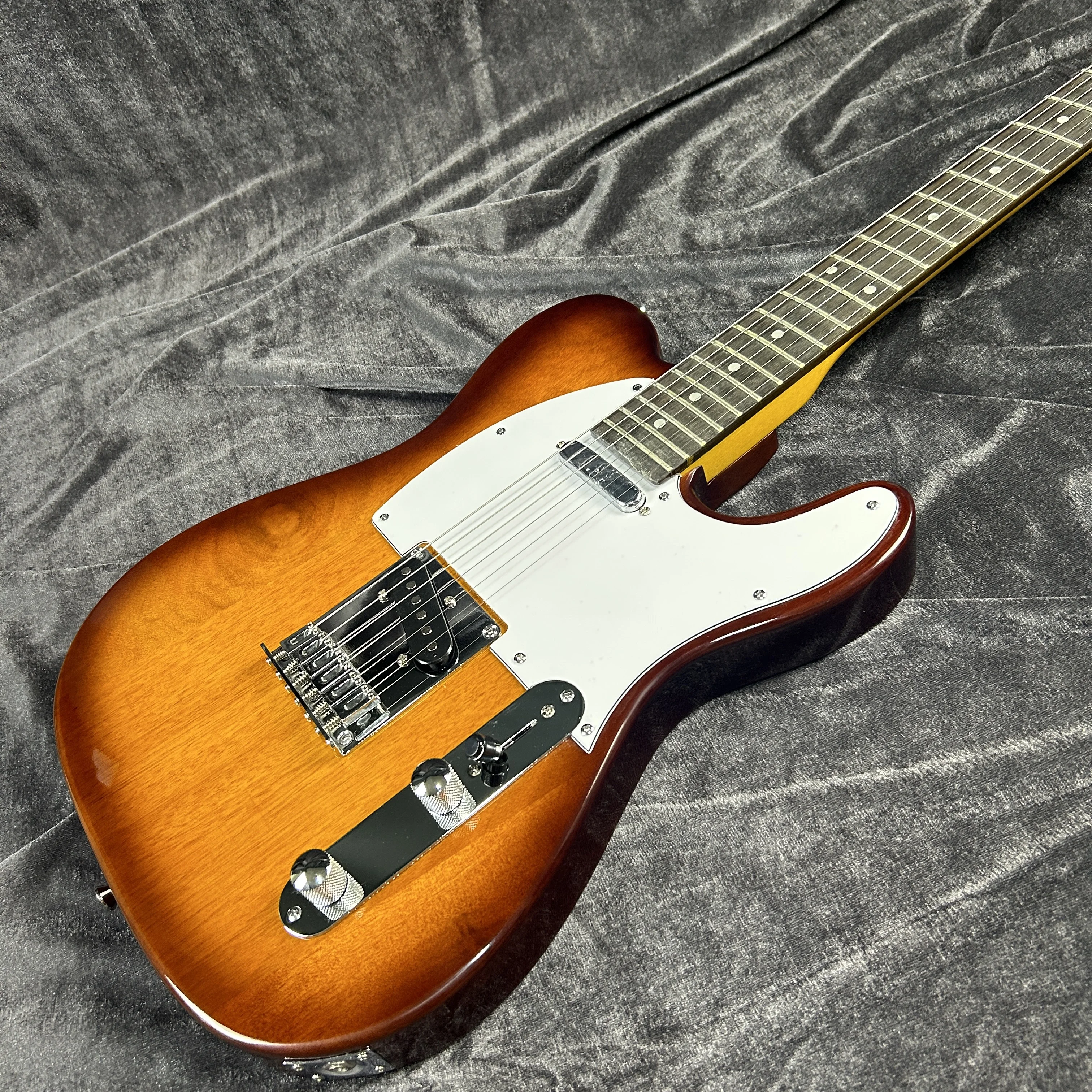 TL Electric Guitars Vintage Sunburst Version Mahogany Body Rosewood Fingerboard
TL Electric Guitars Vintage Sunburst Version Mahogany Body Rosewood Fingerboard