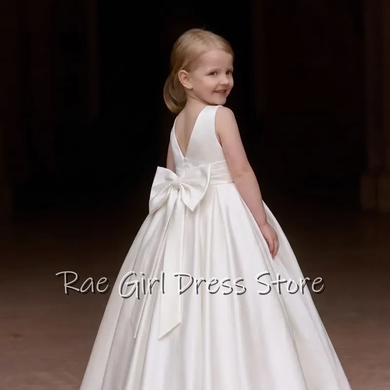 Satin Sleeveless Flower Girl Dress Round Front V Back Wide Pleated Waist Big Satin Back Bow Floor Length Wedding Gowns
Satin Sleeveless Flower Girl Dress Round Front V Back Wide Pleated Waist Big Satin Back Bow Floor Length Wedding Gowns