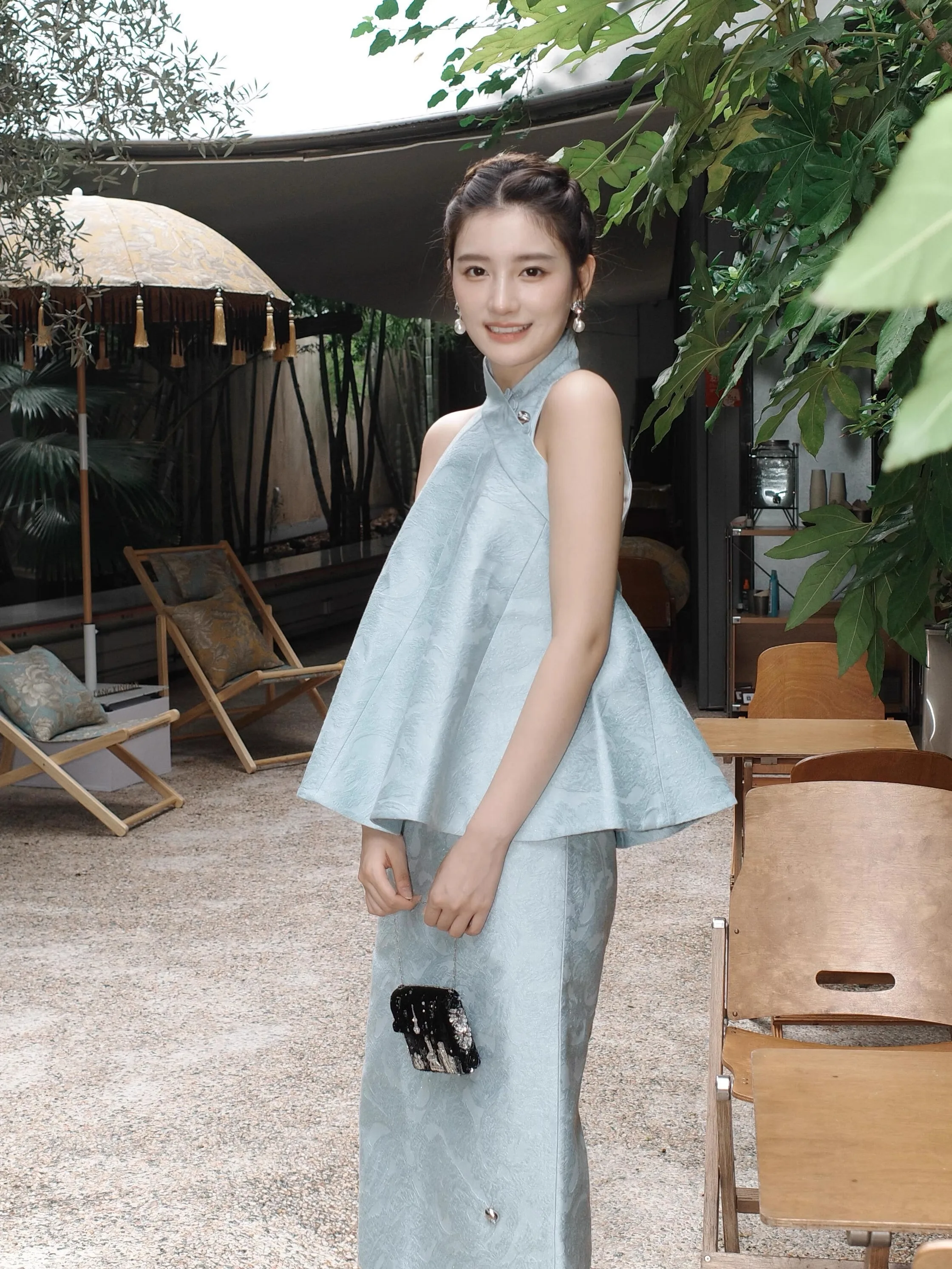 Новый китайский комплект с вышивкой и эффектом текстуры, вдохновленный художественной выставкой, включающий юбку, топ с завязками на шее и длинное платье из полиэфирного волокна.
Новый китайский комплект с вышивкой и эффектом текстуры, вдохновленный художественной выставкой, включающий юбку, топ с завязками на шее и длинное платье из полиэфирного волокна.