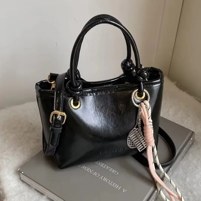 PU Leather Small Shoulder Bags Women 2025 New Fashion Luxury Retro Crossbody Bag Korean Trend Solid Simple Short Handle Handbags
PU Leather Small Shoulder Bags Women 2025 New Fashion Luxury Retro Crossbody Bag Korean Trend Solid Simple Short Handle Handbags
