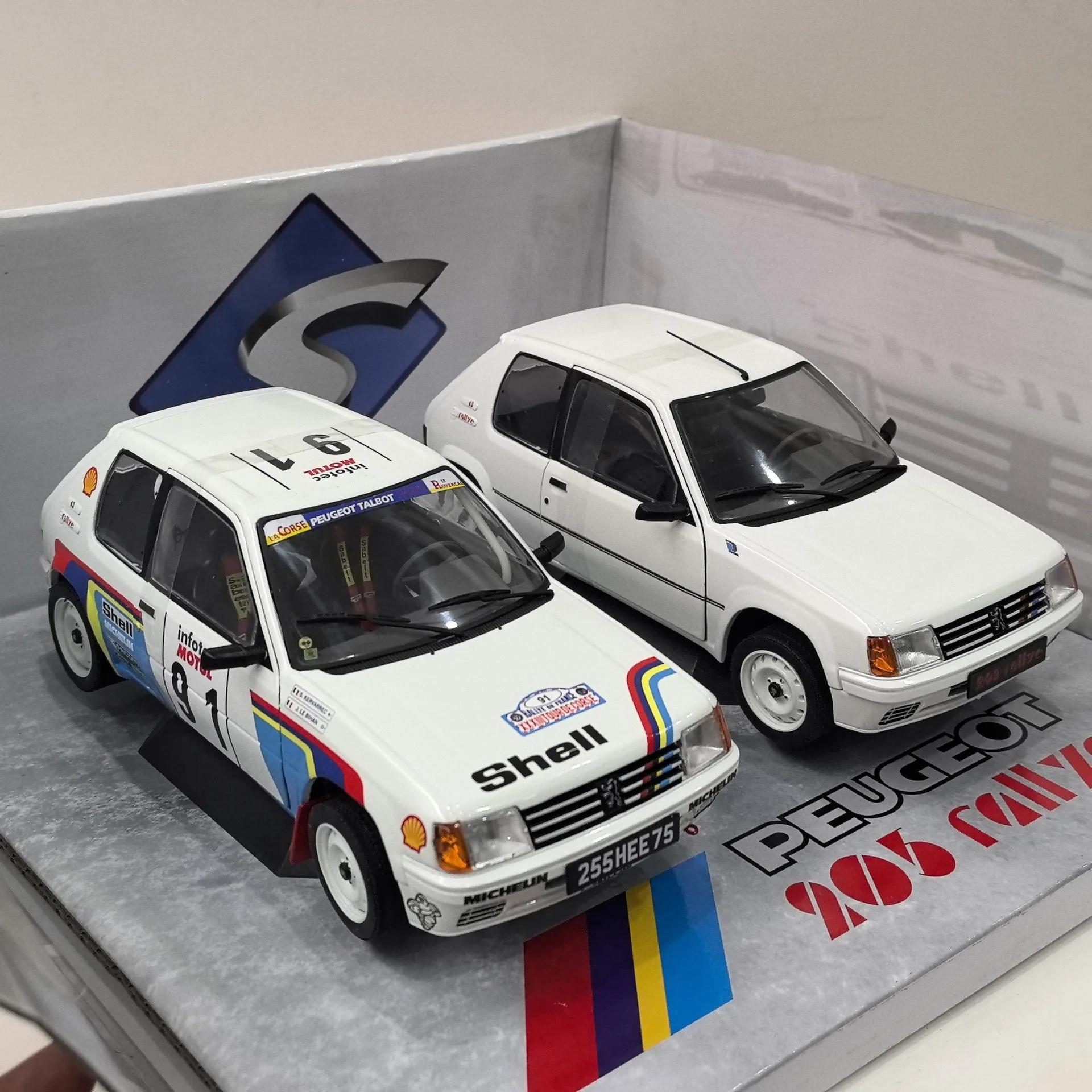 Diecast SOLIDO 1/18 Scale PACK 205 #91 PEUGEOT Two-car Package Alloy Car Model Collectible Toy Gift Souvenir Display Ornament
Diecast SOLIDO 1/18 Scale PACK 205 #91 PEUGEOT Two-car Package Alloy Car Model Collectible Toy Gift Souvenir Display Ornament