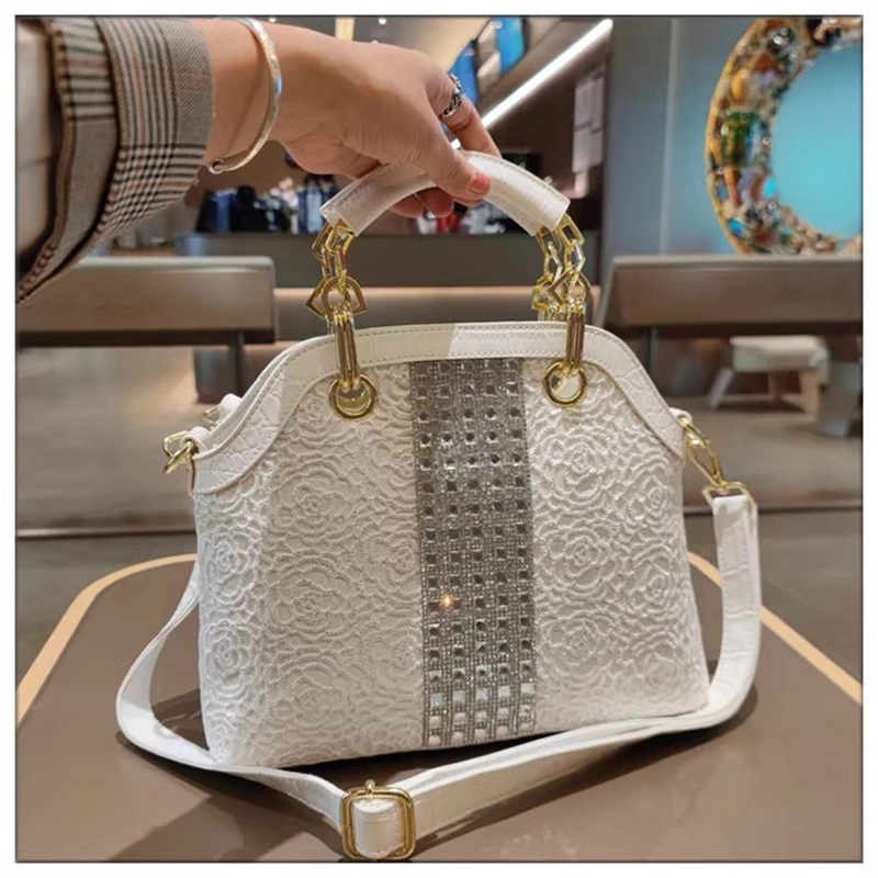Spring and autumn new lace rhinestone patent leather handbag banquet dress large-capacity one-shoulder cross-body women's bag
Spring and autumn new lace rhinestone patent leather handbag banquet dress large-capacity one-shoulder cross-body women's bag
