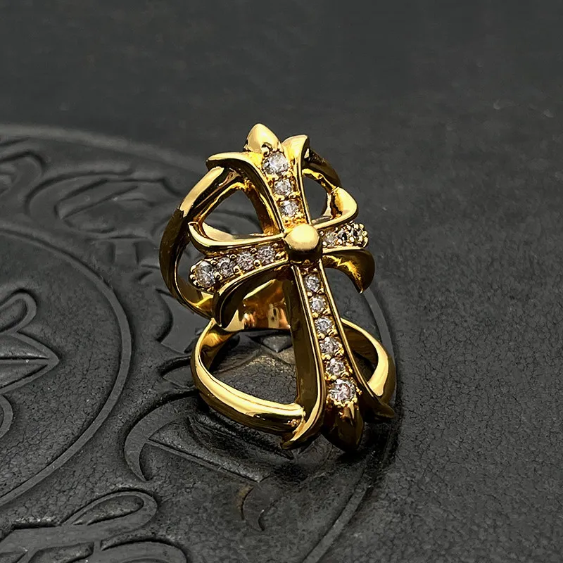 S925 sterling silver diamond-encrusted hollow cross ring men's domineering ring high-end classic
S925 sterling silver diamond-encrusted hollow cross ring men's domineering ring high-end classic