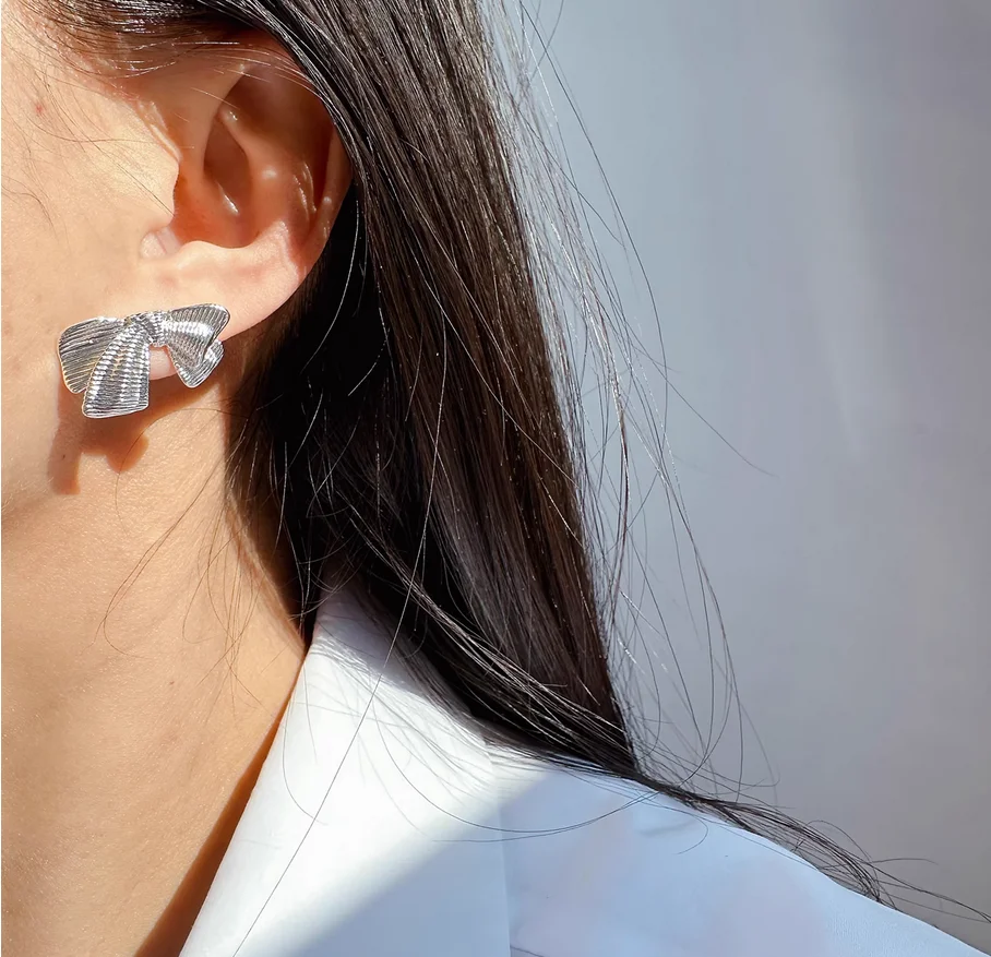 Small fashion cool senior silver striped bow earrings retro brushed metal wind exaggerated earrings.
Small fashion cool senior silver striped bow earrings retro brushed metal wind exaggerated earrings.