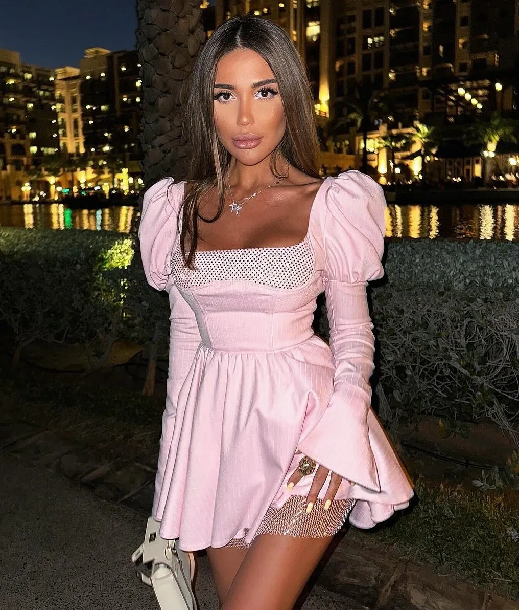 Women Elegant Pink Long Puff Sleeve Square Collar Laced Up A Line Stripe Lolita Dress High Street Evening Party Dress Guest Look
Women Elegant Pink Long Puff Sleeve Square Collar Laced Up A Line Stripe Lolita Dress High Street Evening Party Dress Guest Look