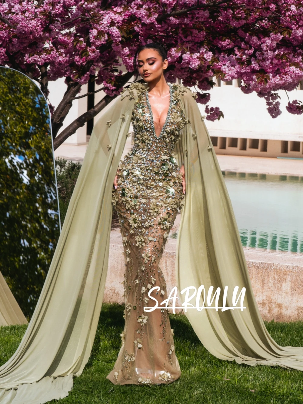 Green Floral Evening Dress With Long Cape Intricate Crystals Sequined Mermaid Cocktail Gown Sexy V Neck Fashionable Party Wear
Green Floral Evening Dress With Long Cape Intricate Crystals Sequined Mermaid Cocktail Gown Sexy V Neck Fashionable Party Wear